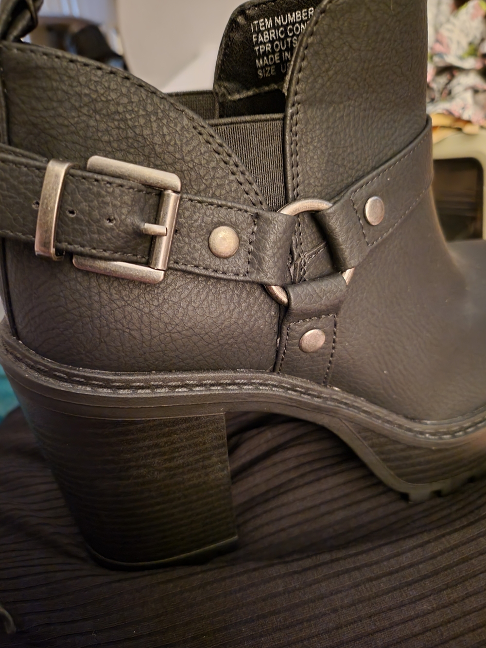 NWOT 8WW TORRID Black Platform Lug-Heel Ankle Boot - Picture 2 of 9